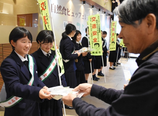 反射材やパンフレットを配る生徒ら=岡崎市戸崎町のイオンモール岡崎で