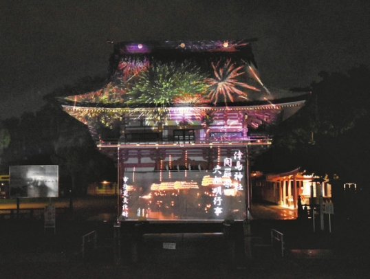 楼門に映し出されたプロジェクションマッピング=津島市の津島神社で