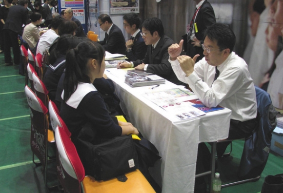 私立の高校や中学の特色を紹介する私立学校展=名古屋市中区で