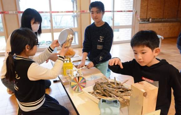 さまざまな「はかる」遊びをする子どもたち=長久手市の県児童総合センターで