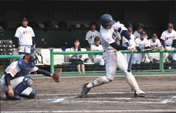 豊橋中央－安城　１回表豊橋中央無死一、三塁、左中間を破る二塁打を放つ中川＝豊橋市民球場で