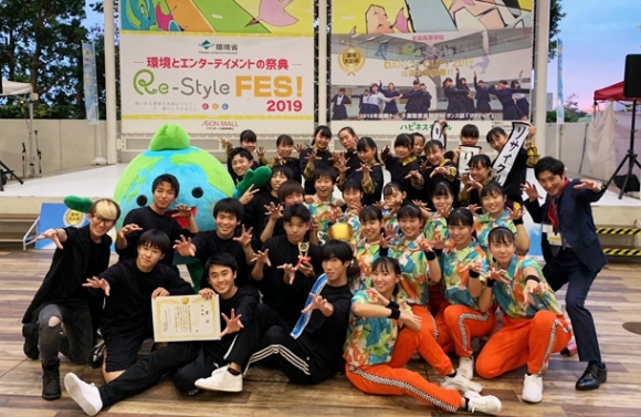 全国大会で1、2位を独占する快挙を果たした三重高ダンス部員ら=千葉市のイオンモール幕張新都心で