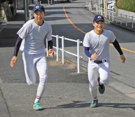学校前の坂道でダッシュを繰り返す中京大中京の高橋宏斗（左）、左腕の松島元希（右）の両投手＝名古屋市昭和区で（麻生和男撮影）