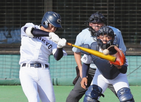 藤枝明誠－中京大中京　１回裏中京大中京無死二、三塁、２点適時二塁打を放つ中山。捕手伊藤＝長良川球場で（川戸賢一撮影）