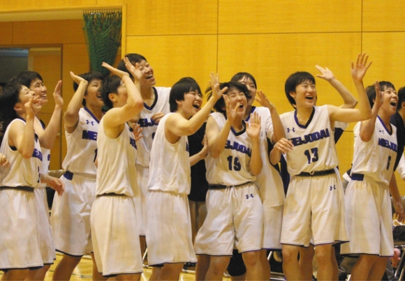 優勝の喜びを観客席の応援団と分かち合う名女大高の選手＝名東スポーツセンターで（末松茂永撮影）