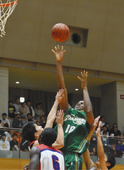 決勝点を含む２０得点を挙げた高山西のシソコ選手（中）＝関市のせきしんふれ愛アリーナで