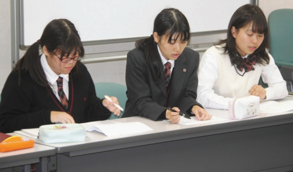 真剣な表情で台本の読み合わせをする清林館高演劇部の生徒たち＝津島市文化会館で