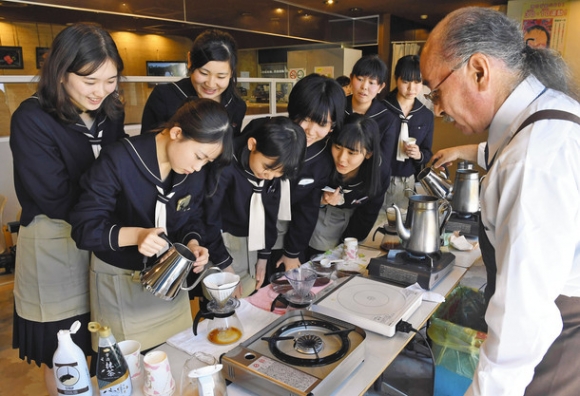 コーヒーの入れ方を学ぶ修文女子高の生徒たち=中日新聞社で