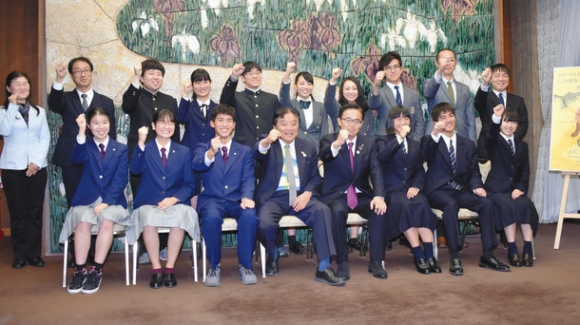 Ｇ２０外相会合に向け、気合を入れる高校生たち＝県公館で