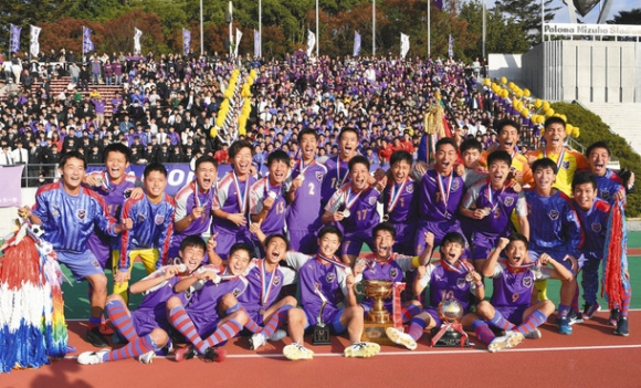 県大会初優勝を決め、笑顔の愛工大名電イレブン＝パロマ瑞穂スタジアムで（大橋脩人撮影）