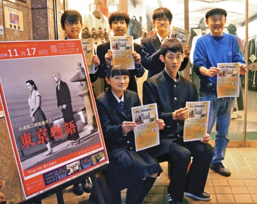 鑑賞会への来場を呼び掛ける松阪と三重両高の生徒ら=松阪市平生町で