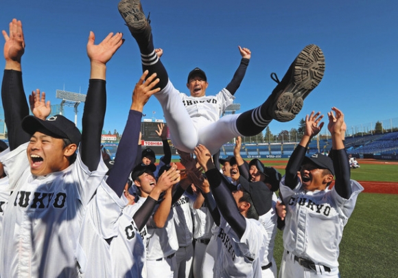明治神宮野球大会で優勝し、ナインに胴上げされる中京大中京の高橋源一郎監督＝２０日、東京・神宮球場で