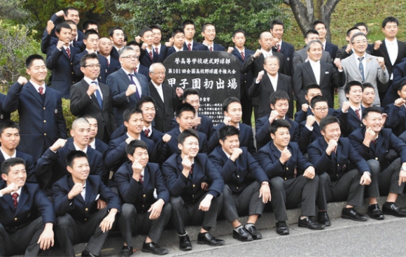完成した記念碑の前で記念撮影する野球部員ら=小牧市本庄郷浦の誉高で
