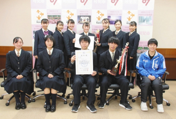 全国大会に向け意気込む生徒ら＝可児市役所で