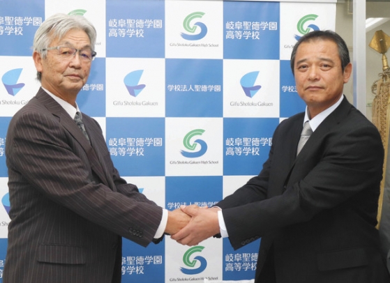 林校長（左）と握手する棚橋さん＝岐阜市中鶉の岐阜聖徳学園高で