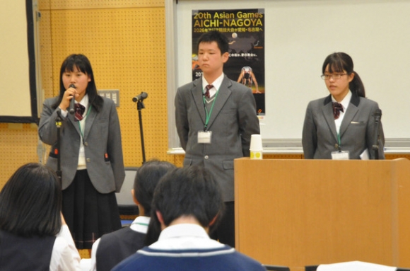各校ごとの平和学習の取り組みを発表する高校生たち＝あま市七宝焼アートヴィレッジで