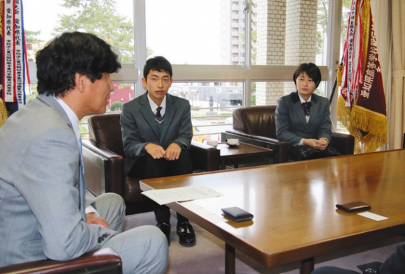 県予選優勝を竹本市長（左）に報告する鈴木主将（中）と深沢主将＝豊川市役所で