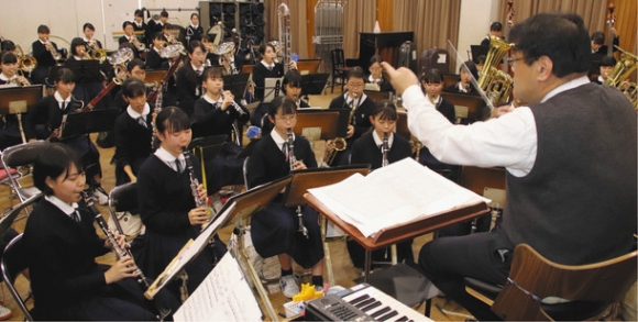 練習を重ねる吹奏楽部員たち=岡崎市大西町の光ケ丘女子高で