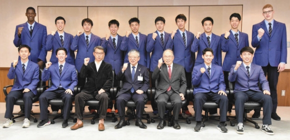 ウインターカップでの健闘を誓う桜丘高男子バスケットボール部の選手たち＝豊橋市役所で