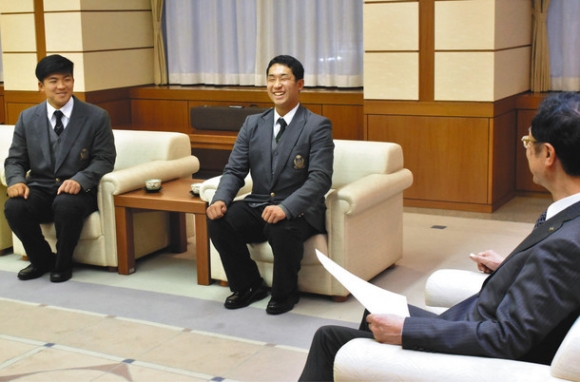  伊藤市長（右）に活躍を誓う徳重主将（中）と川内副主将＝春日井市役所で