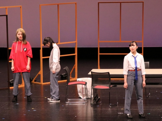 ジェンダーを取り扱った演劇を披露する南山高女子部の演劇部員たち＝豊橋市西小田原町の穂の国とよはし芸術劇場プラットで