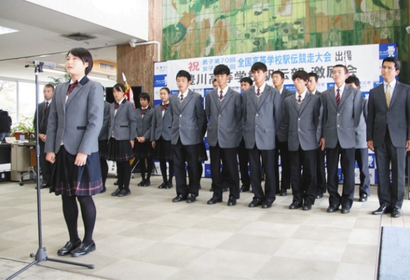 全国大会に向け、抱負を語る深沢主将(左)=豊川市役所で