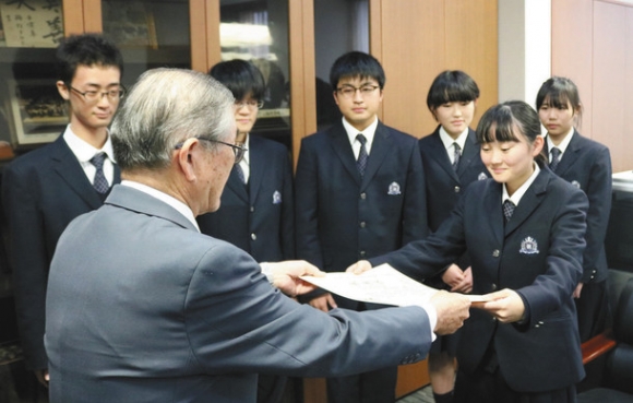 荒井委員長(左)から感謝状を受ける東原部長=三重県松阪市の三重高で