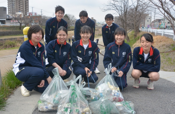 瀬戸市役所周辺などのごみを拾い集めた生徒ら=瀬戸市今池町で