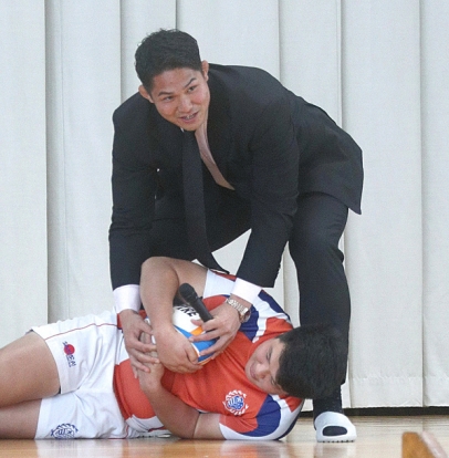 母校ラグビー部の全国大会壮行会にサプライズ登場し、ジャッカルを披露する姫野選手（上）＝春日井市の中部大春日丘高で