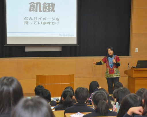 貧困の現実や支援について講演する浅井さん=瀬戸市西長根町で