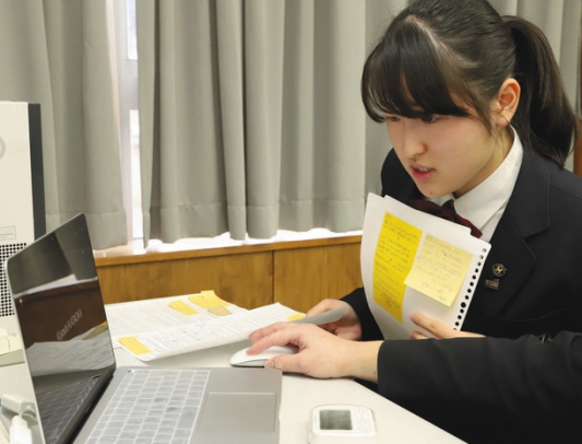 インターネット通話を使って練習試合をする生徒ら=高山市下林町の高山西高で