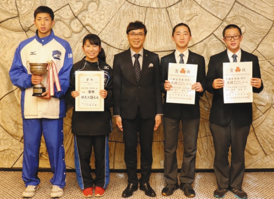 近藤市長（中央）に全国大会での健闘を誓う男子バスケットボール部と少林寺拳法部の生徒たち＝日進市役所で