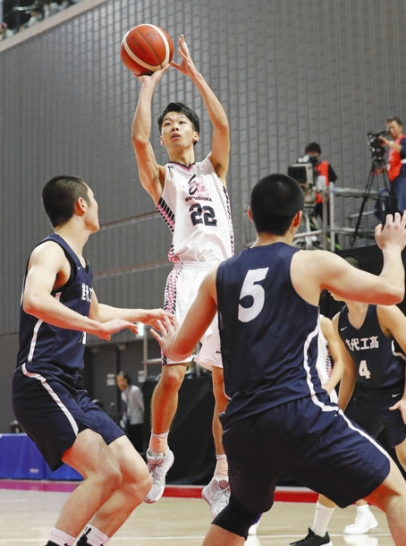 桜丘－能代工　第１クオーター、シュートを放つ桜丘・伊藤＝武蔵野の森総合スポーツプラザで