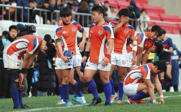 常翔学園に敗れ、肩を落とす中部大春日丘フィフティーン＝花園ラグビー場で