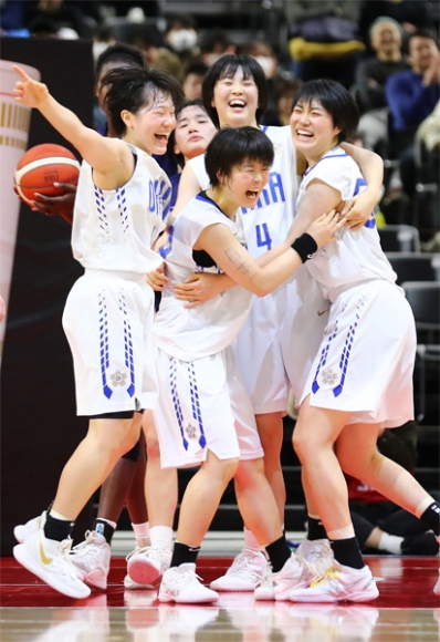桜花学園－岐阜女　優勝を決め喜ぶ桜花学園の選手たち＝武蔵野の森総合スポーツプラザで