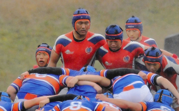 後半、スクラムを組む中部大春日丘の田中選手（中央）＝花園ラグビー場で