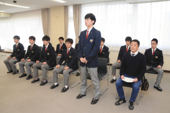 全国大会の出場を報告する選手ら＝下呂市役所で