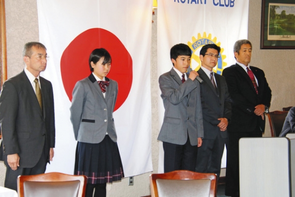 新たな抱負を語る豊川高男子駅伝部の安藤主将（中央）＝豊川市平尾町で