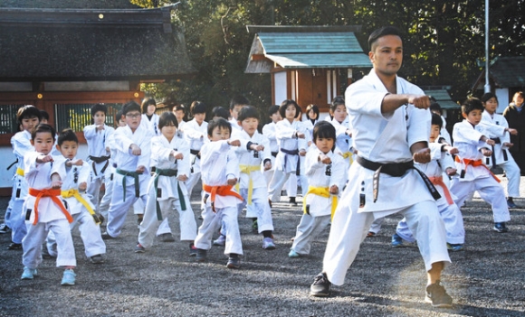 大人の動きに合わせて、形を披露する子どもたち＝津島神社で