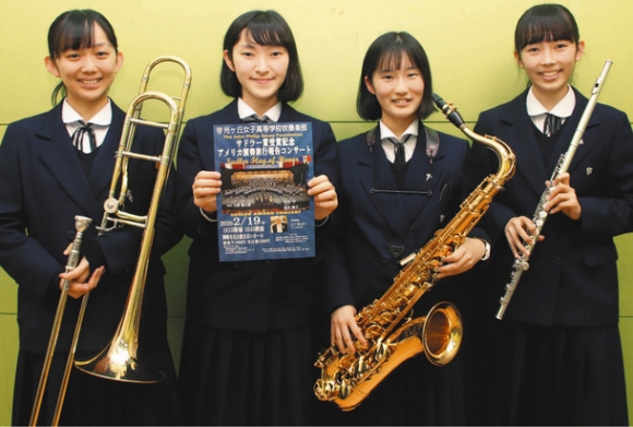 サドラー賞を受賞した光ヶ丘女子高吹奏楽部の生徒たち=岡崎市大西町の同高で