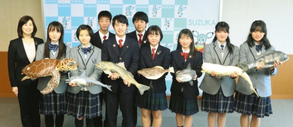 海の生き物のロボットを手にする生徒ら＝鈴鹿市役所で
