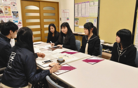 ステージの打ち合わせをする修文女子高の生徒ら＝一宮市日光町の同高で
