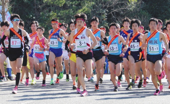 一般男子と高校男子の部で一斉にスタートする選手たち＝田原市小塩津町の渥美運動公園で