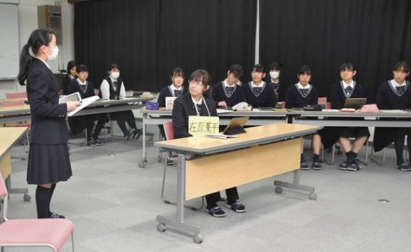 在原業平役の生徒(中央)に被告人質問する弁護側の生徒(左)=多治見市明和町の多治見西高で