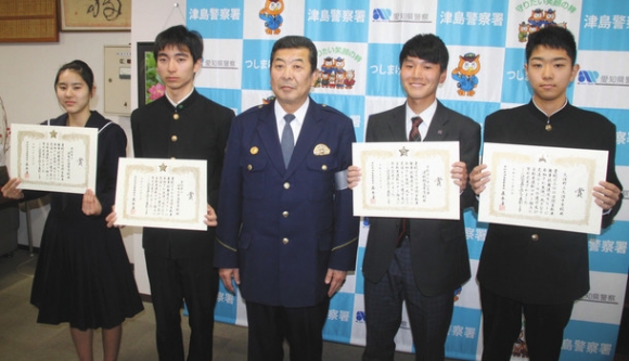 表彰された学校の代表者と森署長（中央）＝津島署で