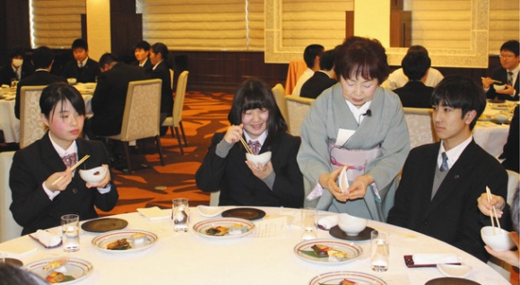 食事のマナーを学ぶ生徒ら＝鳥羽市鳥羽１の鳥羽国際ホテルで