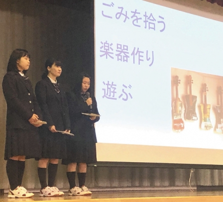 市の課題に対する解決策を発表する生徒たち＝多治見市明和町の多治見西高で