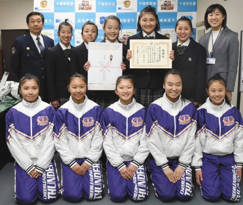 八木署長(後列左)から感謝状を受け取った部員ら=千種署で