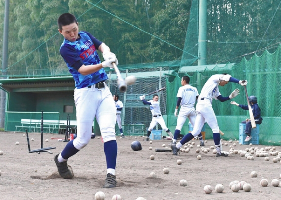 夏に向けて練習に励む東邦高の長屋選手（左）やナイン＝東郷町の東邦高グラウンドで