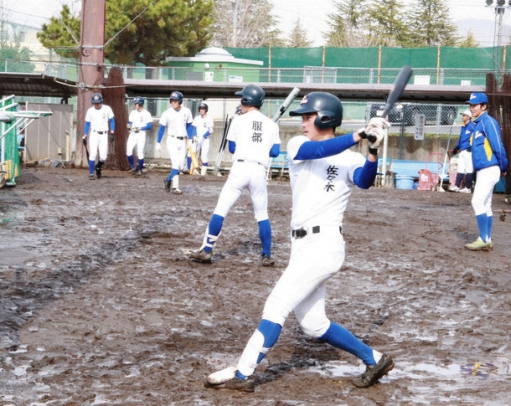 ４日ぶりに自校グラウンドで練習する佐々木泰主将（手前）ら県岐阜商の選手＝岐阜市の同校で